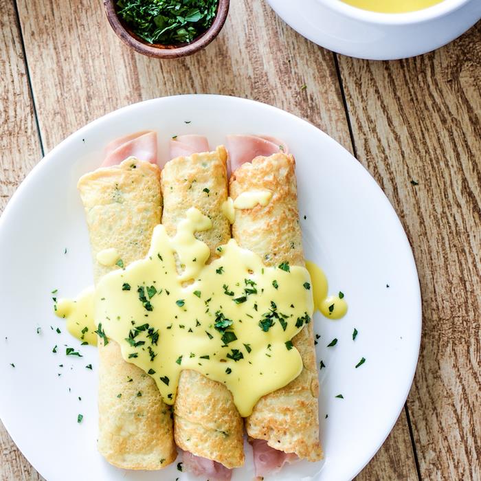 üstüne peynirli, jambonlu ve hollandaise soslu tuzlu krep tarifi, ideal kahvaltı veya brunch fikri