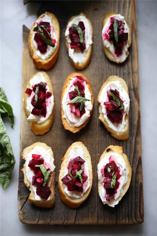 keçi peyniri ile yayılmış lezzetli pancar bruschetta