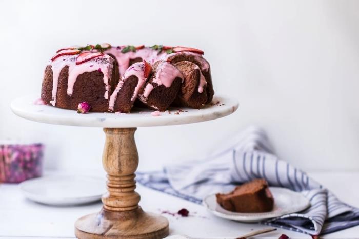 čokoladna torta brez laktoze in brez glutena z rahlo jagodno glazuro, ideja za gurmansko in zdravo sladico za konec obroka brez glutena