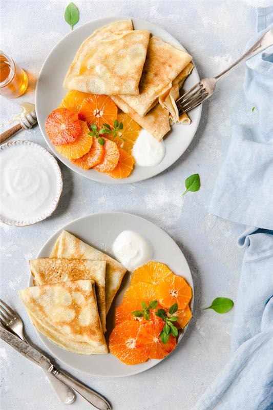 Yunan yoğurdu ve bir dilim portakal eşliğinde bir tabakta üç krep ile 2 kişilik krep