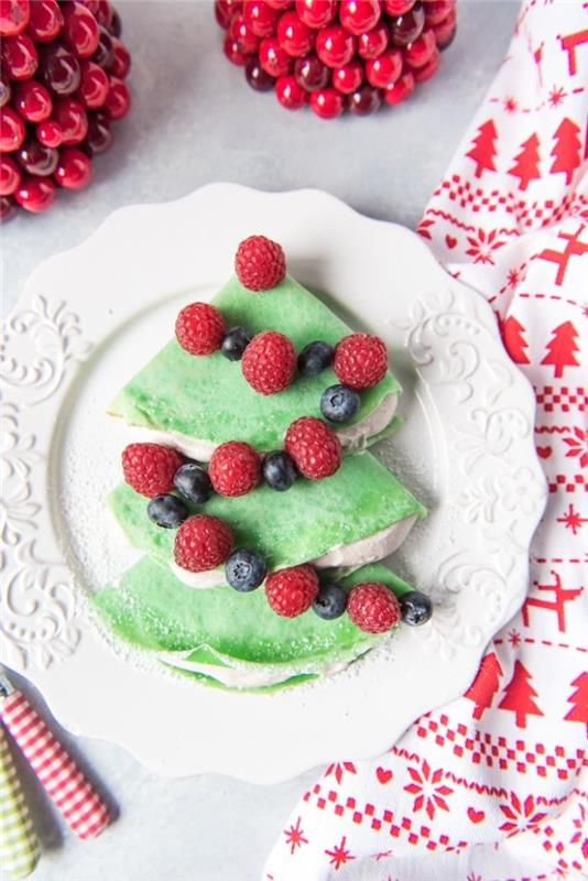 recept za pisane zelene palačinke z debelo smetano gurilande iz rdečega sadja sladkor v prahu Božična otroška malica