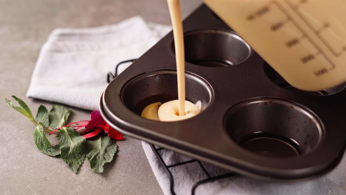 recept za sladico z malo čokoladne torte, kako narediti enostaven jordžijski puding iz jajčne moke in mleka