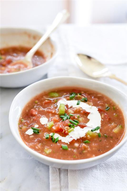 kako pripraviti hladno špansko juho, andaluzijski gazpacho iz paradižnika, kumar in paprike