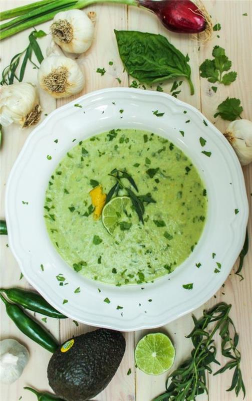 ultra okusen in kremast gazpacho recept iz avokada, limone in koriandra, sodoben pogled na klasični andaluzijski gazpacho