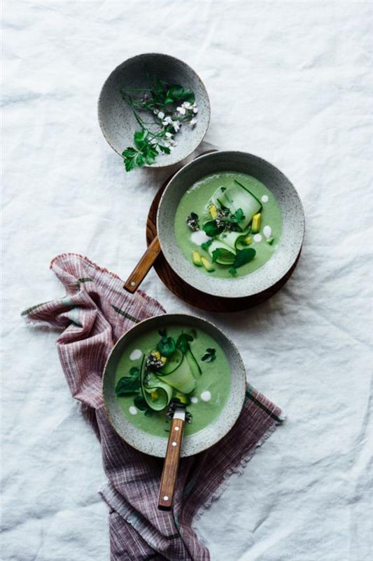 hladna zelena juha v stilu gazpacha, gazpacho iz zelenega avokada in kumar
