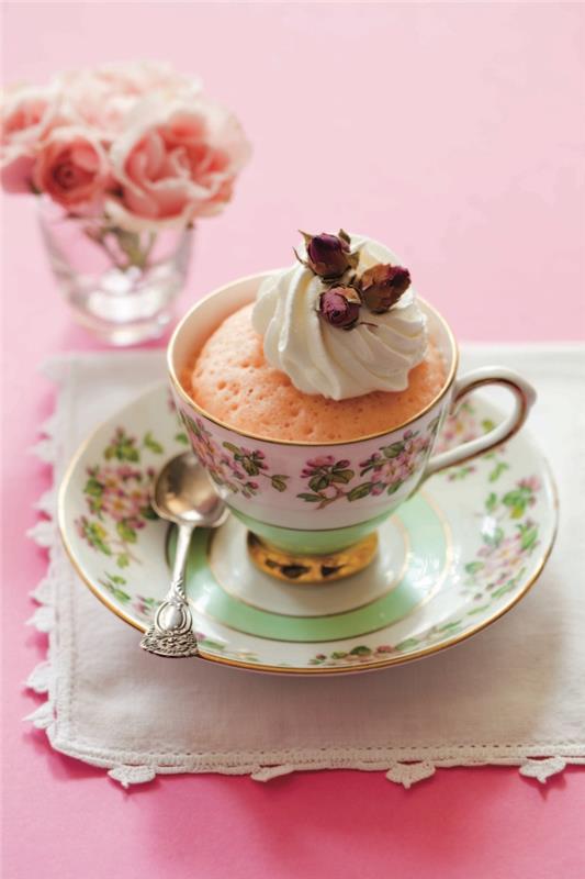 klasična mehka sladica, pripravljena v skodelici, recept za torto z vrtnico iz vrtnice