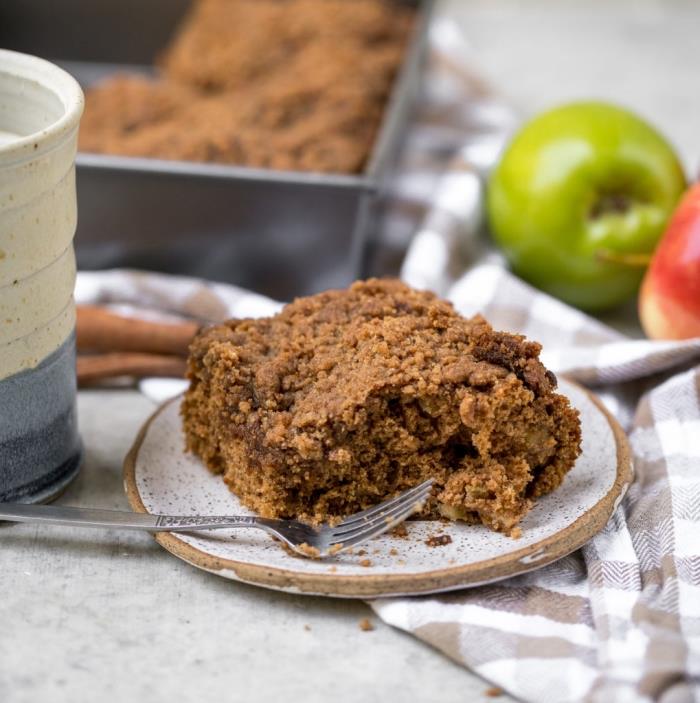 vegan elma ve baharat ufalaması, laktozsuz ve yumurtasız kolay ve hızlı kek tarifi