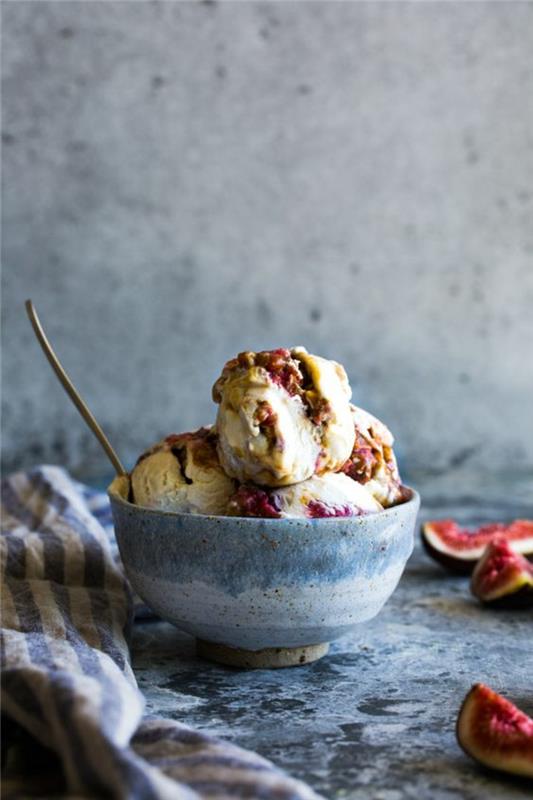vanilinių ledų su figomis receptas, užpiltas burbono karamelės padažu, gurmaniškas šaldytas desertas su figų uogiene