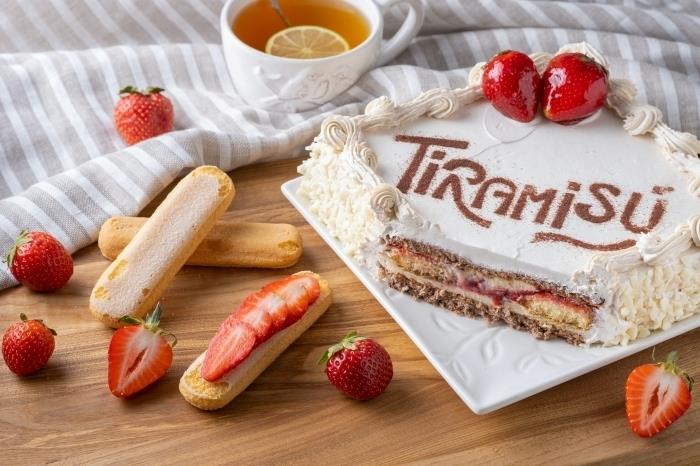 iramisu tarifi kırmızı meyveler tatlı hanımın parmakları taze çilek krem ​​peynir mascarpone