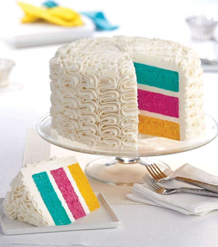 įvairiaspalvis pyragas su retro išvaizda su balkšvai baltu apledėjimu