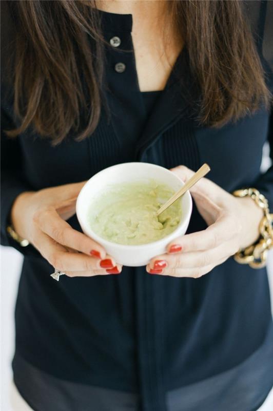 recept za masko iz medu, avokada in jogurta z vlažilnim učinkom za nežno čiščenje dehidrirane kože