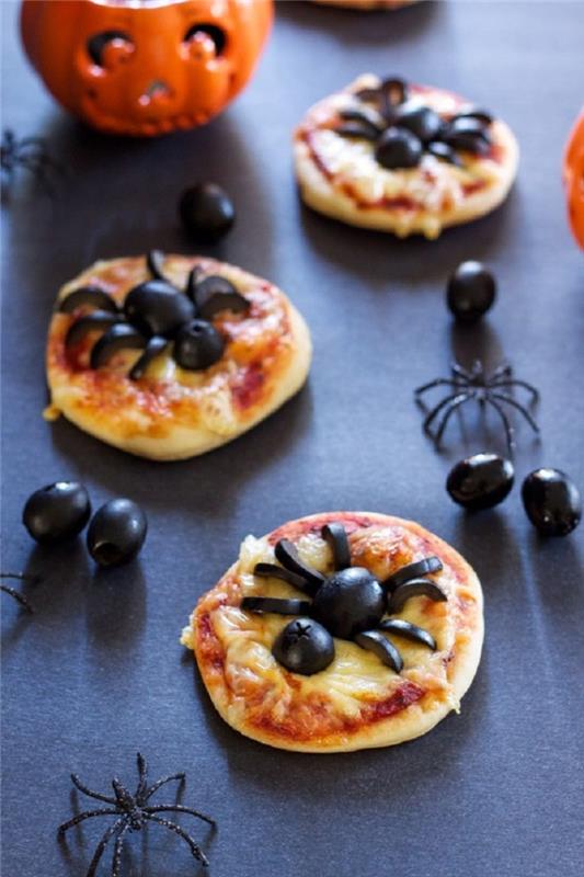 Posebne paradižnikove mini-pizze iz mozzarelle z paradižnikom za noč čarovnic s pajki spodaj iz oljk