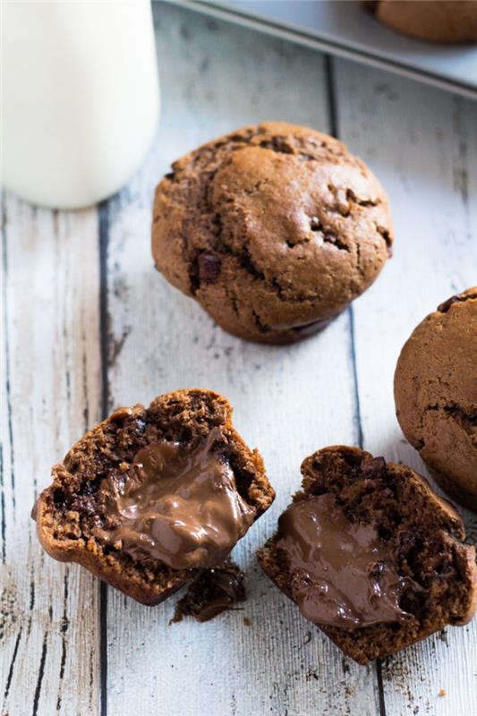 enostaven in dekadentni recept za muffine iz nutelle s taljenjem čokoladnega srca za gurmanski zajtrk