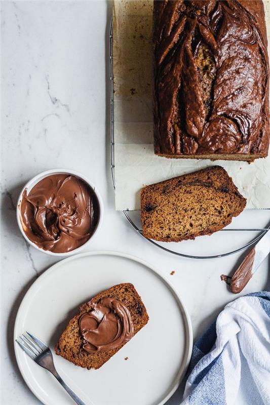super enostaven in okusen recept iz nutele iz mehkega bananinega kruha z lešnikovim maslom in nutelo