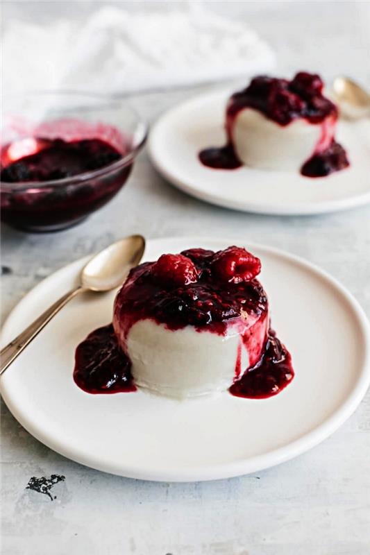 šviežias ir lengvas desertas vasarai, panna cotta receptas su aviečių uogiene express
