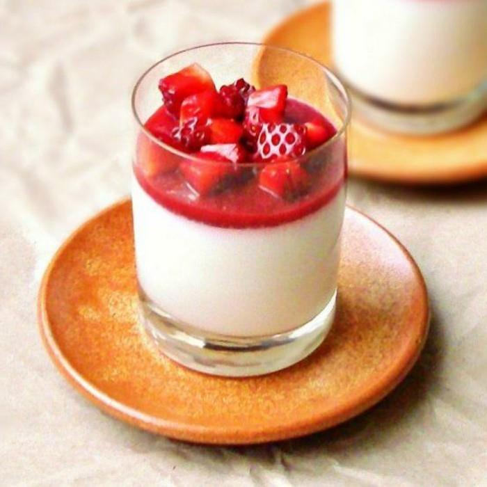 kırmızı-berry-coulis-panna-cotta-tarifi