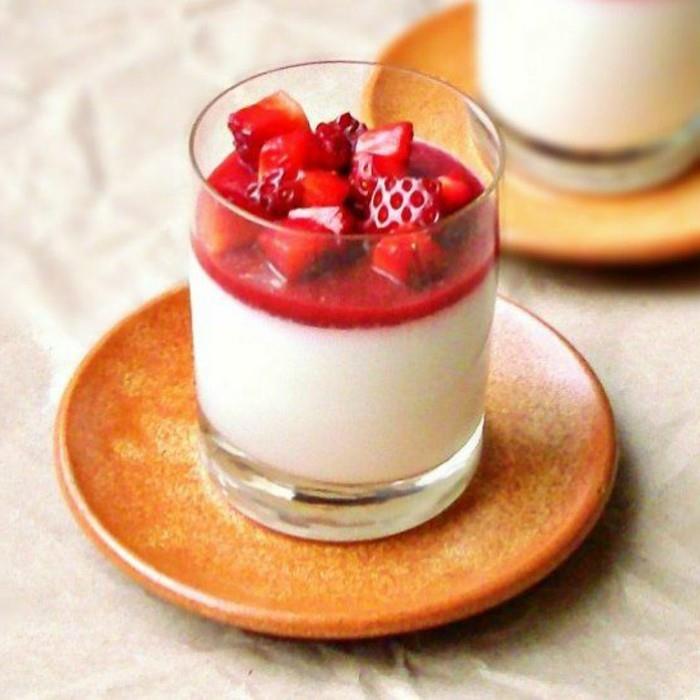 rdeče-jagodičasto-coulis-panna-cotta-recept