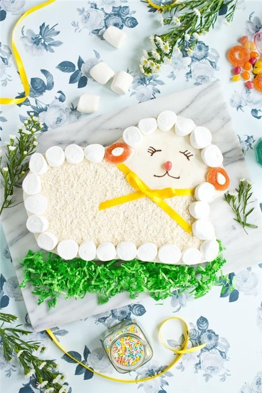 marshmallow in kokosova ovčja praznična torta na marmornem pladnju