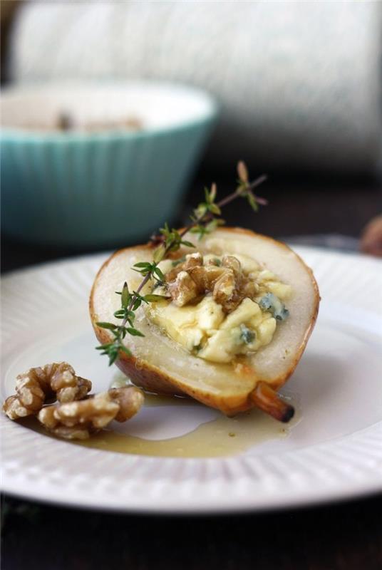 gorgonzola ve bal ile kavrulmuş armutların lezzetli ve rafine tatlısı için hızlı bir aperatif fikri