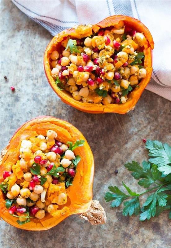 vegetarijanski recept iz buč, polnjen s slastno solato s čičeriko in granatnim jabolkom