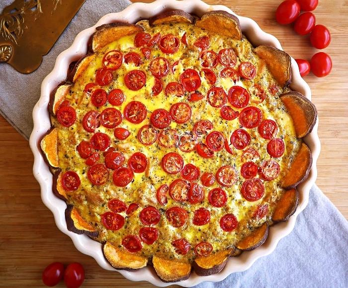 Quiche receptas be tešlos, pagamintas iš saldžiųjų bulvių, tuno, pomidorų ir saldžiųjų bulvių quiche tešlos be glitimo