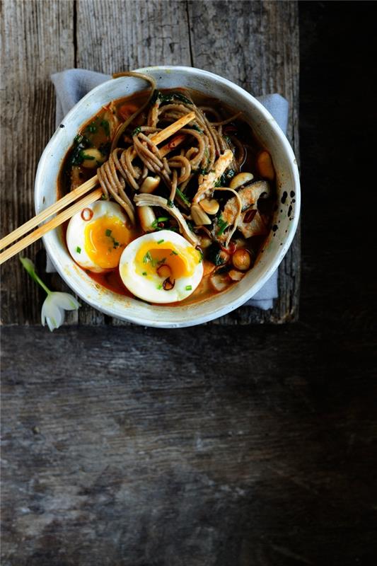 ramenski recept s piščancem in miso omako, okrašen z mehko kuhanimi jajci, zamislite, kaj boste pojedli nocoj