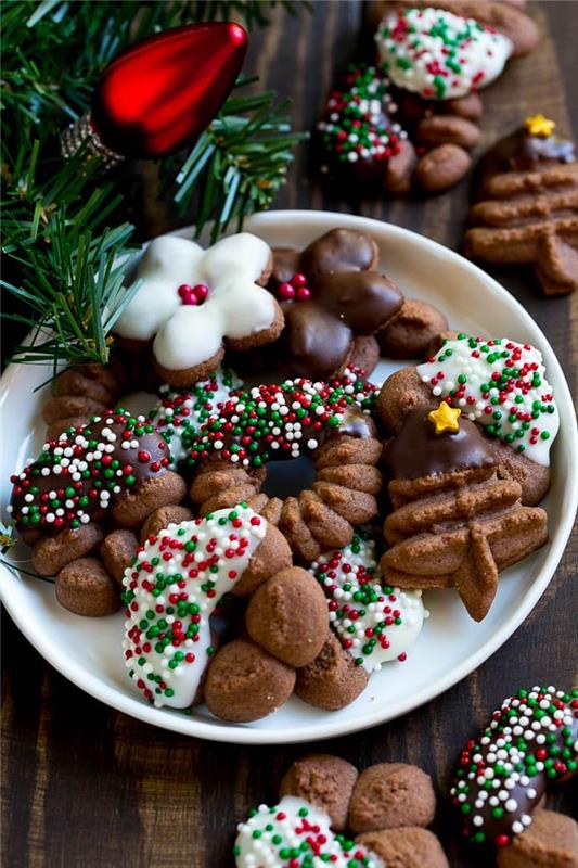 beli ganache, čokolada in barvne užitne kroglice za preprosto okrasitev božičnega peciva, preprosta ideja za božično sladico