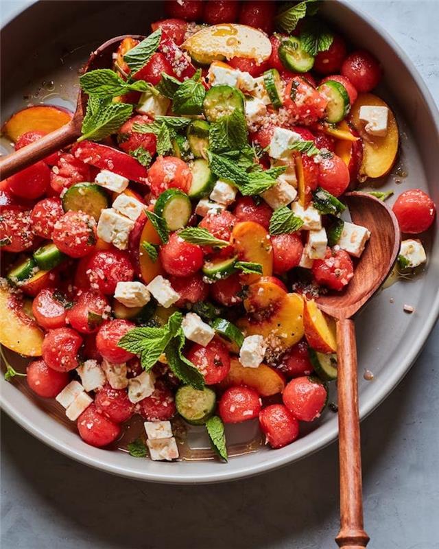 karpuz şeftali salatalık salata sosu ile yaz meyve salatası tarifi