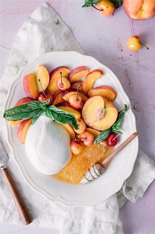 idėja originalioms vasaros persikų, medaus ir burratų salotoms, kurios privers svečius seilėti