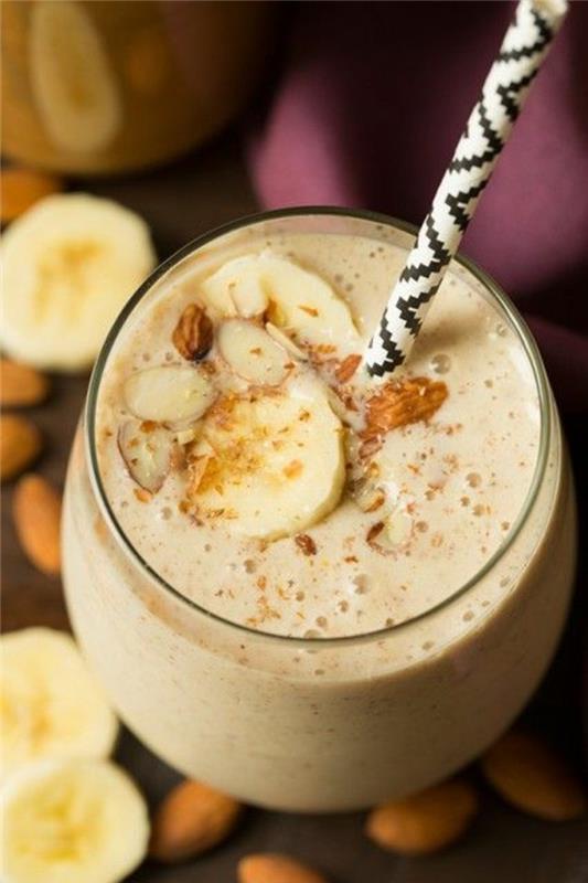 banana-in-mandljevo-mleko-smoothie-recept-okusen-recept