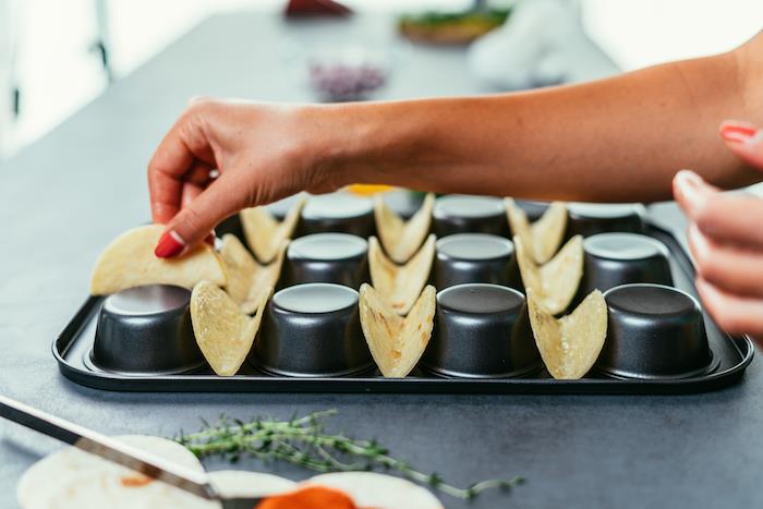 mini-tacos specite v pečici na hrbtni strani pekača za mafine, enostavna predjed s prijatelji