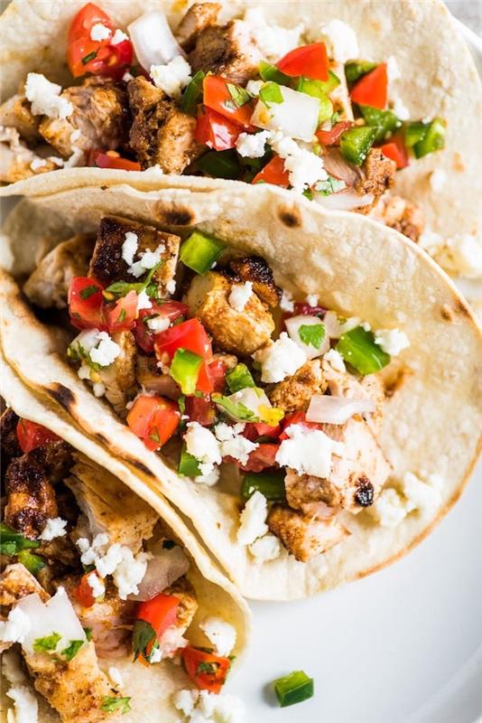 Ideja za poceni obrok za aperitiv ali žar, domači tacos s piščancem, paradižnikom, zelenim poprom in feta sirom