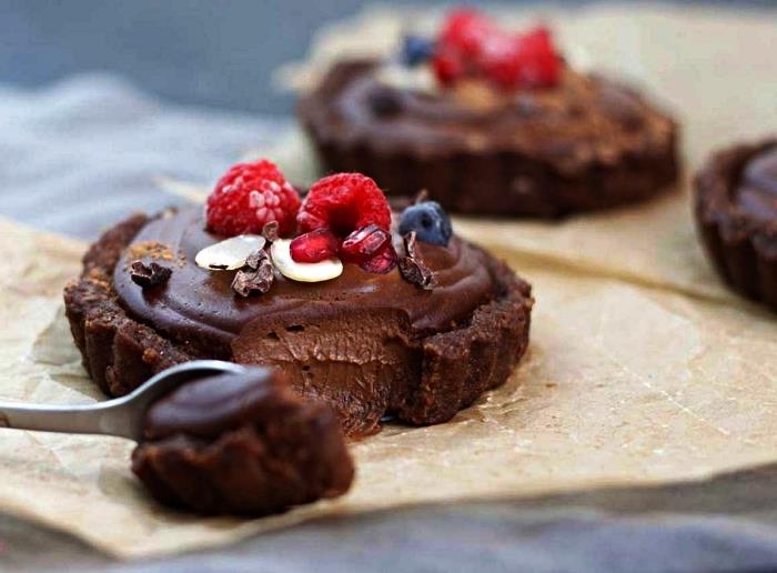 veganiškas žalio šokolado pyragaičių su ganache receptas anakardžių riešutų ir datulių pagrindu, desertas be atskiros orkaitės