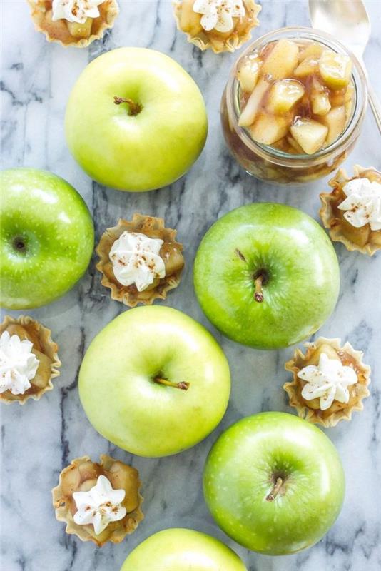 lezzetli bir sonbahar aperitifi için elmalı turta pişirmeden tatlı bir aperatif tarifi