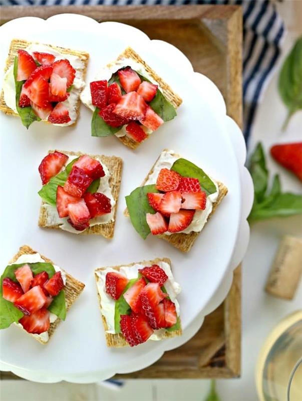 tatlı olarak servis edilen çilek ve mascarpone bruschetta