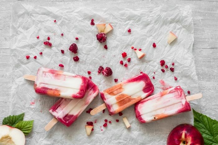 enostaven in hiter recept za zamrznjeno sladico z jogurtom sveže sadje breskve maline popscicles recept poletje sadje listi mete