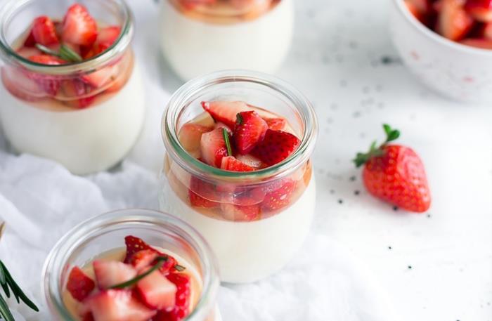 lahka sladica recept jagoda panna cotta enostavna smetana za stepanje mleka želatina vanilijev ekstrakt