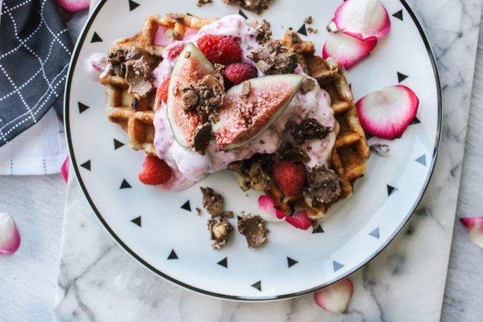 enostavna poletna sladica recept vaflji zajtrk sladek recept sadne figure vrtni lističi smetana jogurt maline koščki čokoladni oreščki