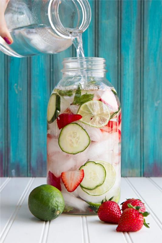 paruoškite vitamino vandenį su citrina, agurku ir braškėmis, vitamino ir vaisinio vandens receptą