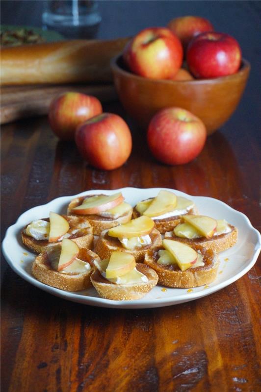 receptas originalus starteris obuoliai medinis dubuo bagetė medinis stalas apvali lėkštė užkandis griežinėliai sūris vaisių sirupas
