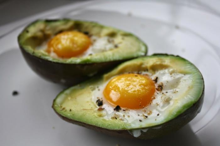 yumurta ile doldurulmuş fırında avokado, paskalya başlangıcınız için fikir, kolay ve lezzetli paskalya tarifi