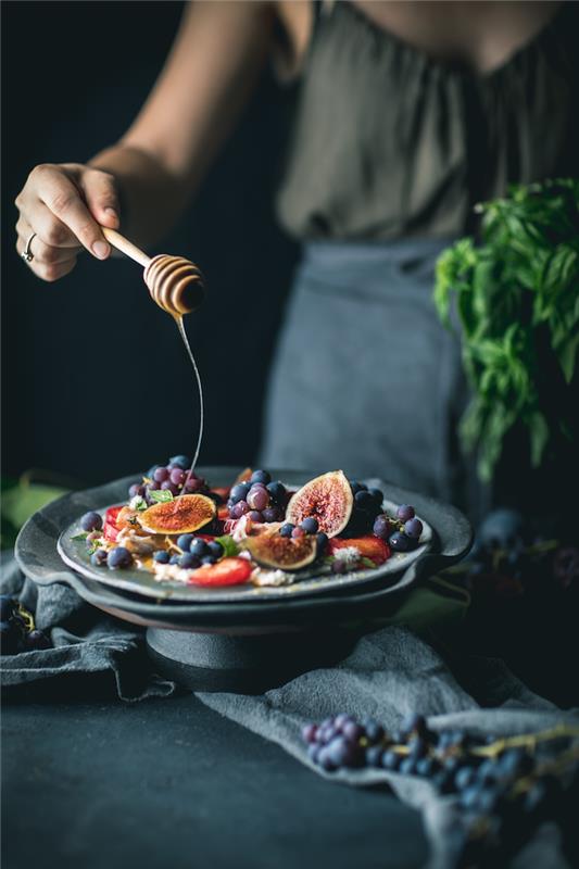 prosciutto ve balzamik ile üzüm ve incir yaz salatası