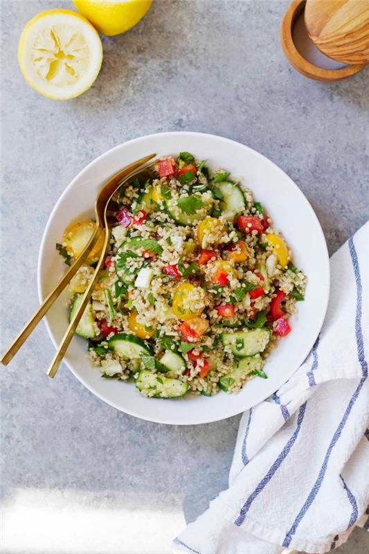 be glitimo mišrių vasaros salotų idėjos, quinoa tabbouleh receptas, agurkas, raudonieji pipirai ir petražolės, su citrinine vinigrete