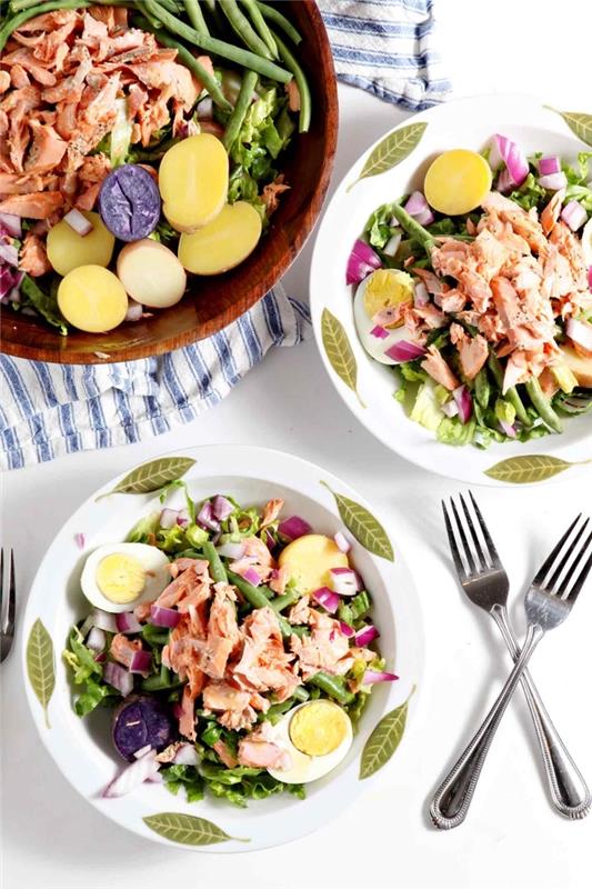 vasaros receptas Nicoise salotoms su lašiša, šparaginėmis pupelėmis, kietai virtais kiaušiniais ir salotomis
