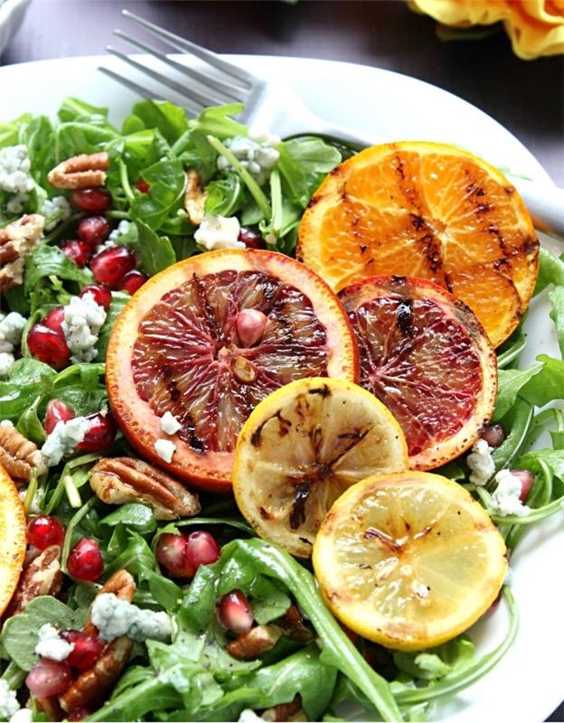 Šviežios vitaminų salotos su keptais citrusiniais vaisiais, rukola, granatais, fetos sūriu ir pekano riešutais