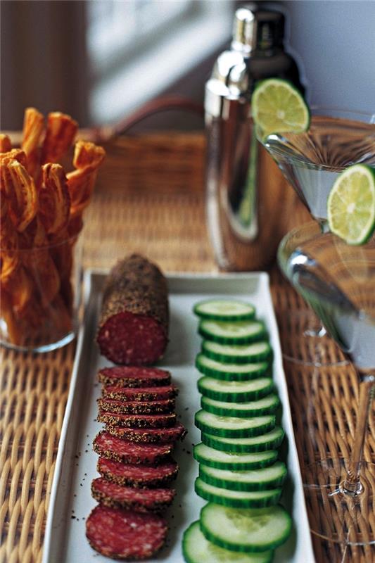 krožnik z rezinami kumar in začinjeno salamo kot večerni aperitiv, ideje za recepte za aperitiv za ekspresno večerjo