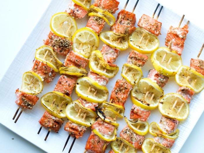kepsnių vakarienės receptas, lašišos ir citrinos kebabų receptas su sėklomis ir žolelėmis