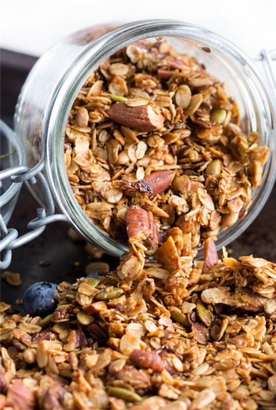 sveikos naminės granolos receptas subalansuotiems pusryčiams