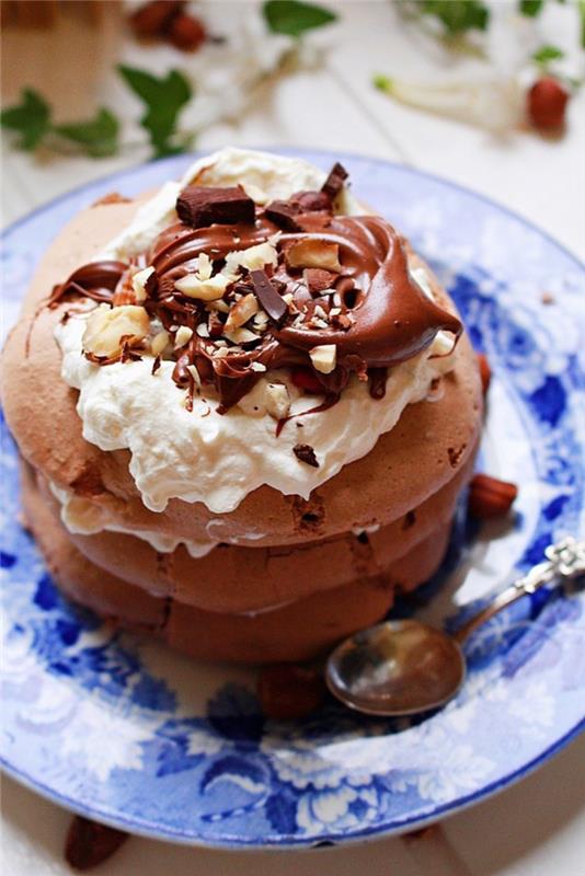 okusen recept za torto nutella z mini čokoladnimi pavlovami, stepeno smetano in lešniki