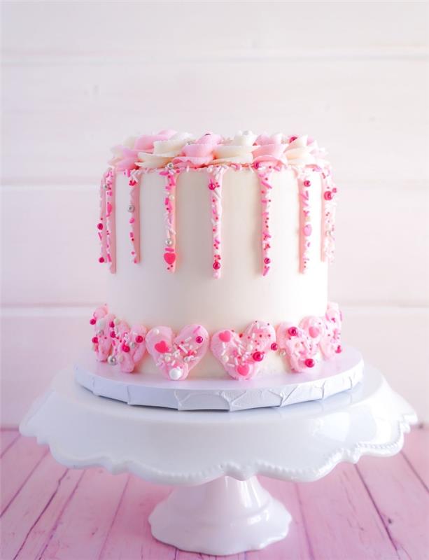 romantik bir yemek için ev yapımı pasta fikri, pembe ve beyaz kremalı çiçeklerle süslenmiş beyaz fondan pasta örneği